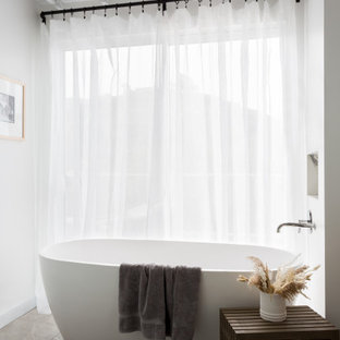 75+ Badezimmer mit Keramikboden und freigelegten Dachbalken Ideen