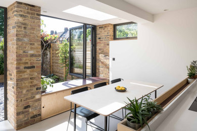 Diseño de comedor moderno sin chimenea con con oficina, paredes blancas, suelo vinílico y suelo gris