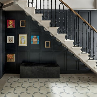 Свежая идея для дизайна: прямая лестница среднего размера в классическом стиле - отличное фото интерьера