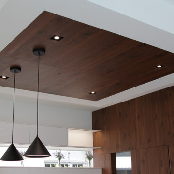 Sophisticated High Gloss with a natural touch of Walnut