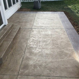 セントルイスの小さい地中海スタイルのおしゃれな裏庭のテラス (スタンプコンクリート舗装) の写真