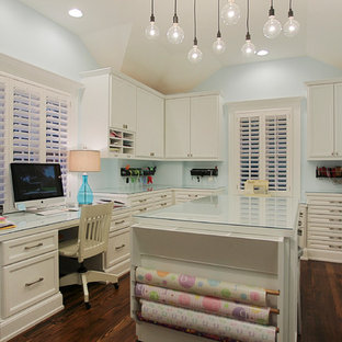 Inredning av ett klassiskt hobbyrum, med blå väggar