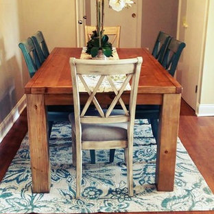 ニューアークの小さいトランジショナルスタイルのLDKの画像 (グレーの壁、無垢フローリング、暖炉なし)