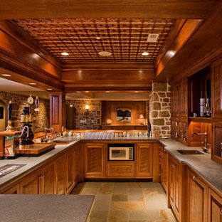 フィラデルフィアの大きいトラディショナルスタイルのおしゃれなホームバー (アンダーカウンターシンク、レイズドパネル扉のキャビネット、中間色木目調キャビネット) の写真