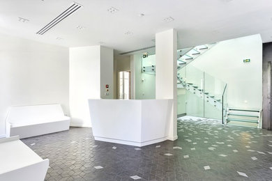 Inspiration pour une grande entrée design avec un couloir, un sol en carrelage de céramique et un sol gris.