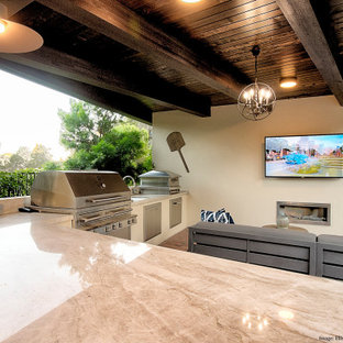 Idee per un piccolo patio o portico eclettico dietro casa con pavimentazioni in mattoni e un gazebo o capanno