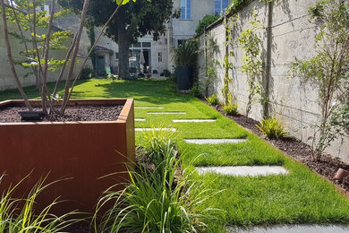 Idée de décoration pour un jardin arrière tradition de taille moyenne avec une terrasse en bois.