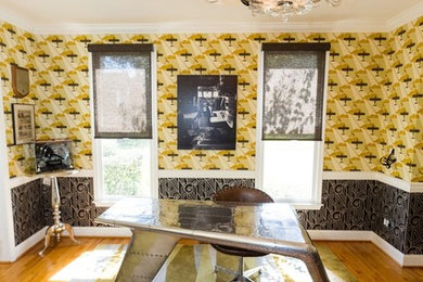チャールストンにある中くらいなコンテンポラリースタイルのおしゃれな書斎 (黄色い壁、無垢フローリング、暖炉なし、自立型机、茶色い床) の写真