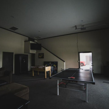 Spacious Garage and Workstatino