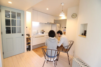 横浜にある北欧スタイルのおしゃれなダイニングキッチン (淡色無垢フローリング、白い床) の写真