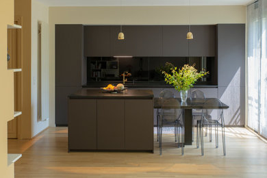 Inspiration for a medium sized contemporary kitchen in Paris.