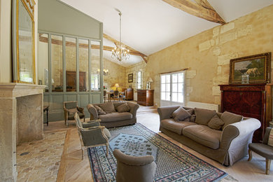 Photo of a country living room in Bordeaux.