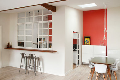 Réalisation d'une grande cuisine américaine parallèle urbaine en bois clair avec un évier intégré, un placard à porte plane, plan de travail carrelé, une crédence noire, une crédence en céramique, un électroménager en acier inoxydable, tomettes au sol et aucun îlot.