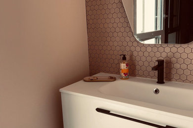 Idées déco pour une salle de bain moderne avec un lavabo suspendu et meuble simple vasque.