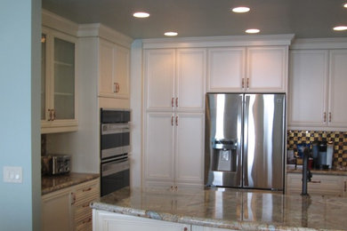 Example of a kitchen design in San Diego