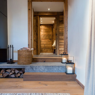 Exempel på en mellanstor rustik hall, med vita väggar och mellanmörkt trägolv