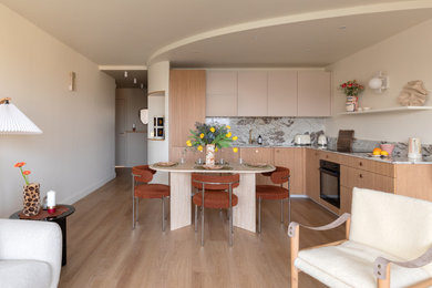 Idée de décoration pour une cuisine blanche et bois nordique avec un évier encastré et parquet clair.