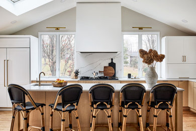 Diseño de cocina retro grande con encimera de cuarzo compacto, salpicadero blanco, suelo de madera en tonos medios, una isla y encimeras blancas