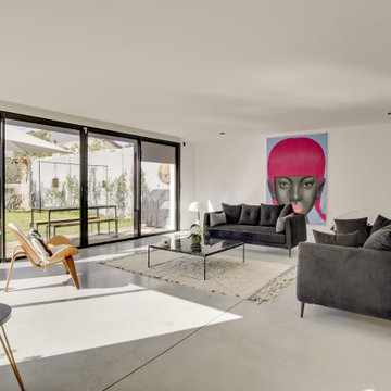 construction d'une maison moderne cubique avec piscine