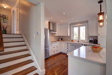 Home design - transitional home design idea in Montreal