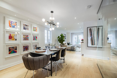 Immagine di una sala da pranzo minimal di medie dimensioni con pareti bianche, parquet chiaro e pavimento beige