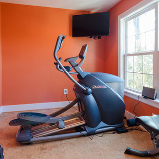 リッチモンドの中サイズのトラディショナルスタイルのおしゃれな多目的ジム (オレンジの壁、茶色い床) の写真