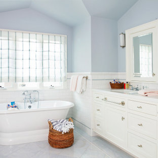 Inspiration för ett stort vintage vit vitt en-suite badrum, med skåp i shakerstil, vita skåp, ett fristående badkar, blå kakel, tunnelbanekakel, marmorgolv, bänkskiva i kvarts och blått golv