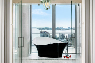 Example of a minimalist bathroom design in Tampa