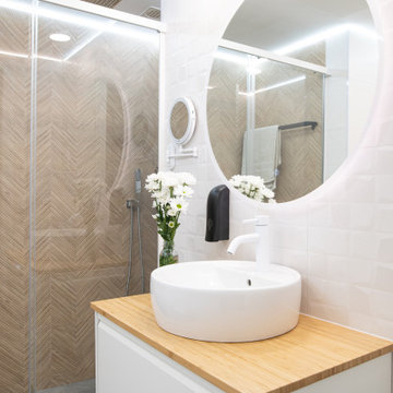 Baño con encimera de bambú y detalles florales naturales