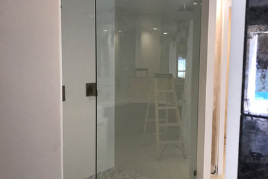 Frameless showers with clips