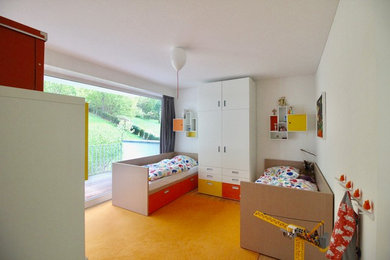 Großes, Neutrales Modernes Kinderzimmer mit Schlafplatz und weißer Wandfarbe in Stuttgart