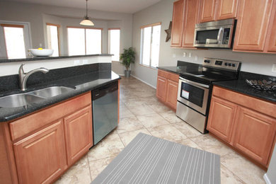 Kitchen - kitchen idea in Phoenix