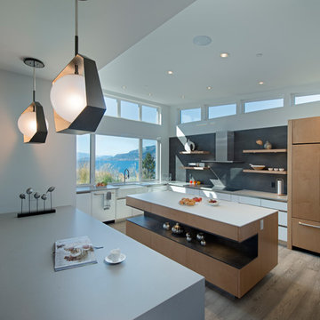Unique centre island with open shelving.