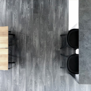 オールボーの北欧風 LDKの画像 (濃色無垢フローリング、グレーの床)