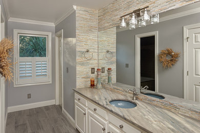 Example of a classic bathroom design in Charleston