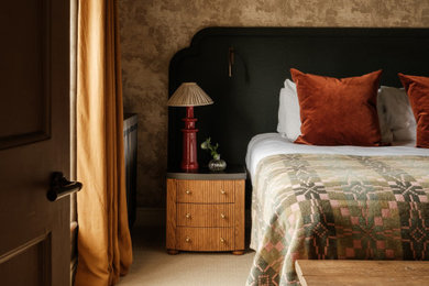This is an example of a classic bedroom in London.