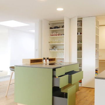 Großzügige Wohnküche mit edel-mattem, grünen Echt-Linoleum und Bora-Kochfeld