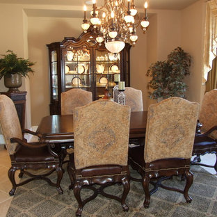 クリーブランドの広いトラディショナルスタイルのLDKの画像 (ベージュの壁、磁器タイルの床)