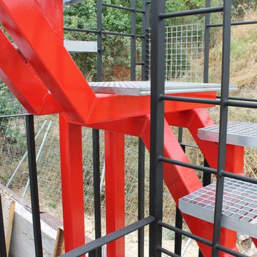 Escalera exterior y cerrajería