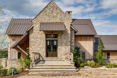 Example of a mountain style home design design in Nashville