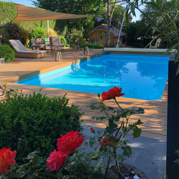 Une terrasse composite exotique et sa piscine