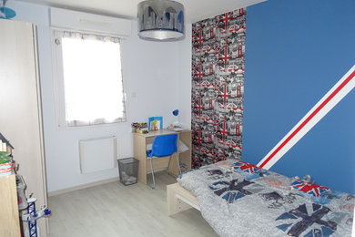 Imagen de dormitorio infantil de tamaño medio con suelo laminado y suelo blanco