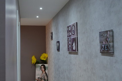 Foto de recibidores y pasillos actuales de tamaño medio con paredes grises, suelo de madera clara y suelo blanco