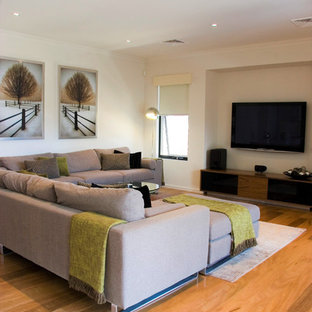 Idéer för stora funkis allrum med öppen planlösning, med ett finrum, vita väggar, ljust trägolv, en öppen hörnspis, en spiselkrans i metall, gult golv och en väggmonterad TV