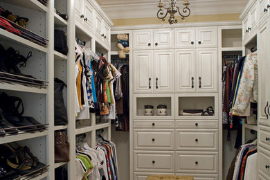 Example of a closet design in Miami