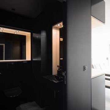 Salle de bain noire intime