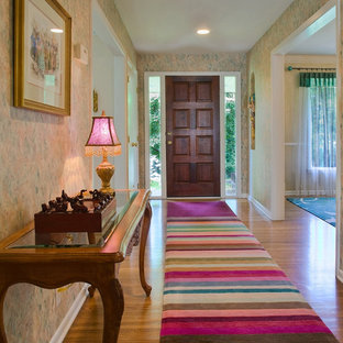 Exempel på en eklektisk hall, med en enkeldörr och mörk trädörr