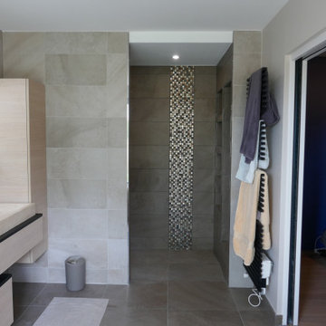 Salle de bain parentale, baignoire, double vasque à poser, douche à l'italienne.