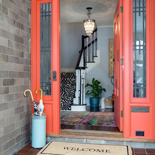 Idéer för eklektiska ingångspartier, med grå väggar, en enkeldörr och en orange dörr