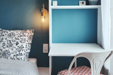 Idée de décoration pour un bureau design de taille moyenne avec un mur bleu, parquet clair, aucune cheminée et un sol beige.